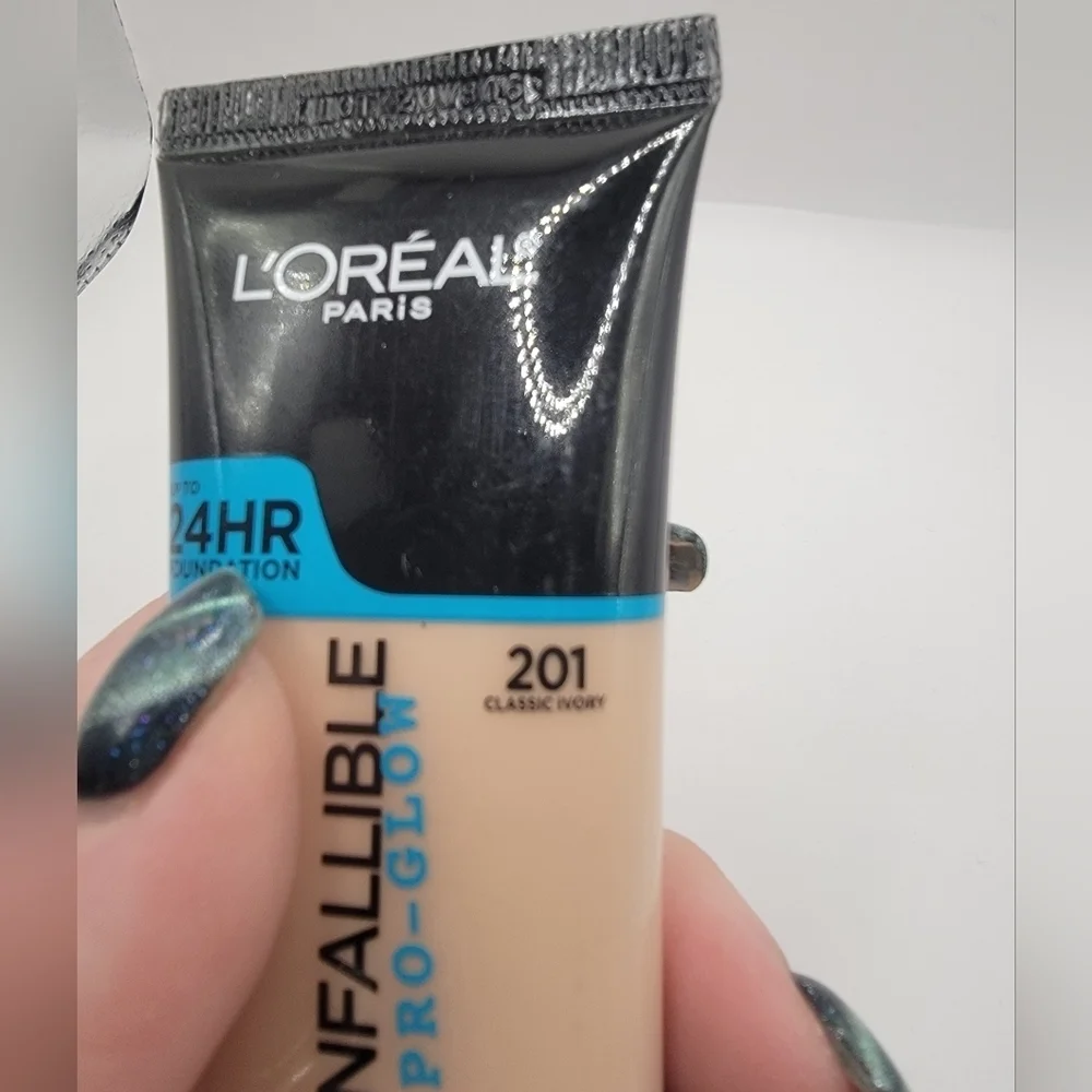 NWT L'oreal Infallible Pro-Glow Foundation - Classic Ivory